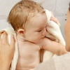 WELEDA Bio Baby Calendula Cremebad – veganer Naturkosmetik Badezusatz mit Mandelöl & Sesamöl pflegt die Haut & schützt sie vor dem Austrocknen. Baby Bad ohne Tenside für Babys & Kinder (1x 200ml)(Baby Cremebad)